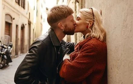 Kissing can cause Gonorrhoea to spread  as expert claims 'The Clap' advice needs changing